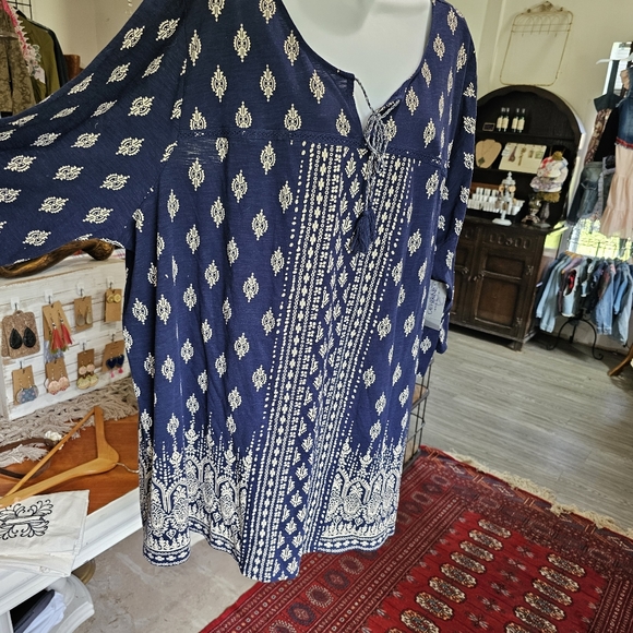 Catherines Blue Tunic Top size 3x (26-28) with white Moroccan style print. - Picture 2 of 8